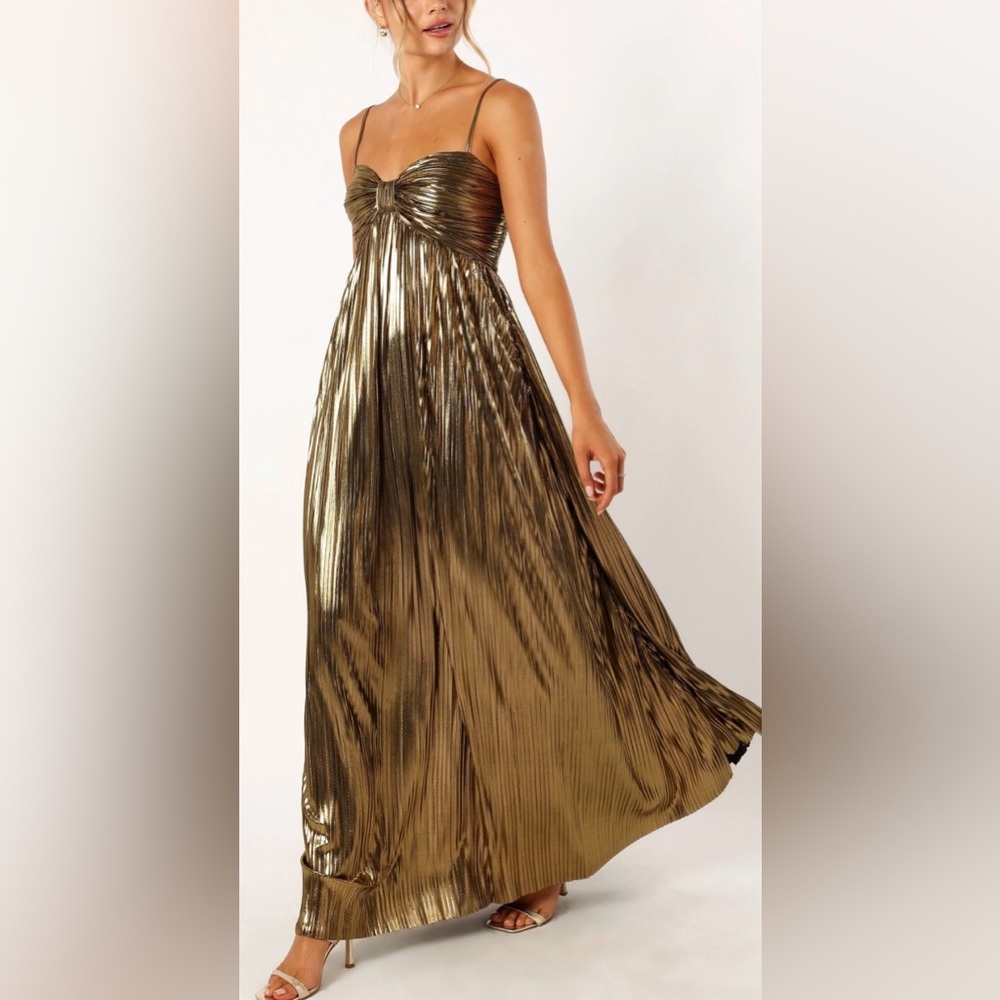 Gold metallic pleated maxi dress. Formal, Prom, bridesmaid. Built-in bra. M. NWT